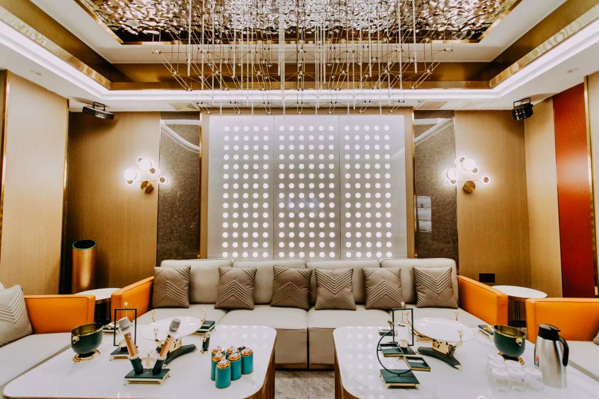 連云港藍(lán)孔雀商務(wù)夜總會(huì)KTV